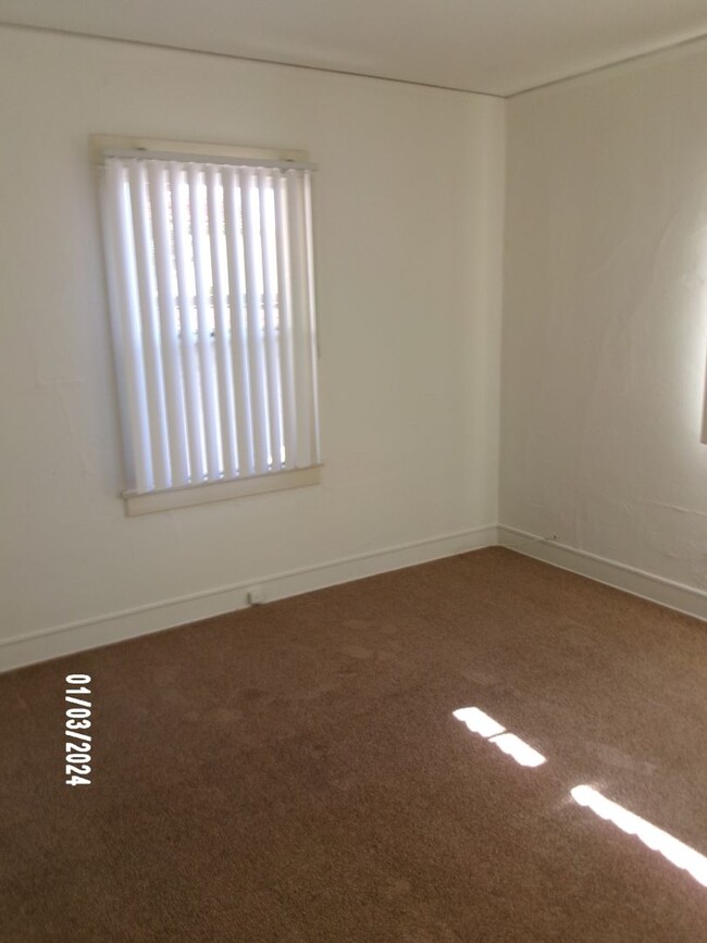 Building Photo - 2 BEDROOM HOUSE LOCATED IN MID TOWN VENTURA