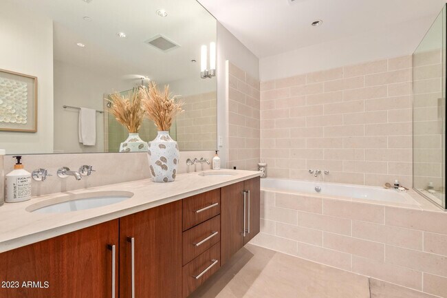 Building Photo - 4737 N Scottsdale Rd