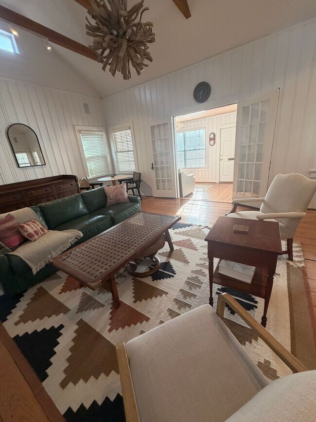 Building Photo - 3BR Beach House on 44th Street