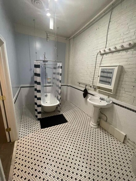 Building Photo - 1009 Jefferson St