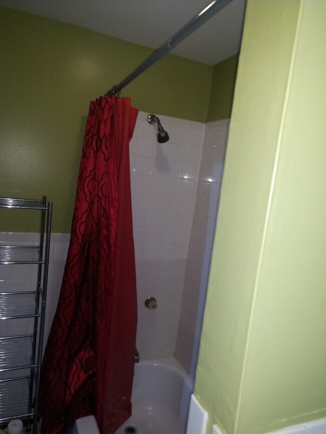 Building Photo - Modernized 3 Bedroom, Shared Yard, Lots of...