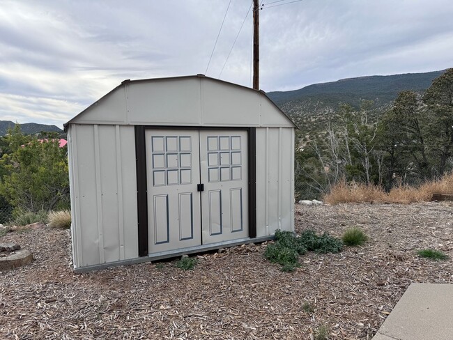 Building Photo - 4 Bedroom, 2.5 Bathroom Home in Cedar Cres...