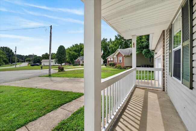 Building Photo - Three Bedroom in Sango!
