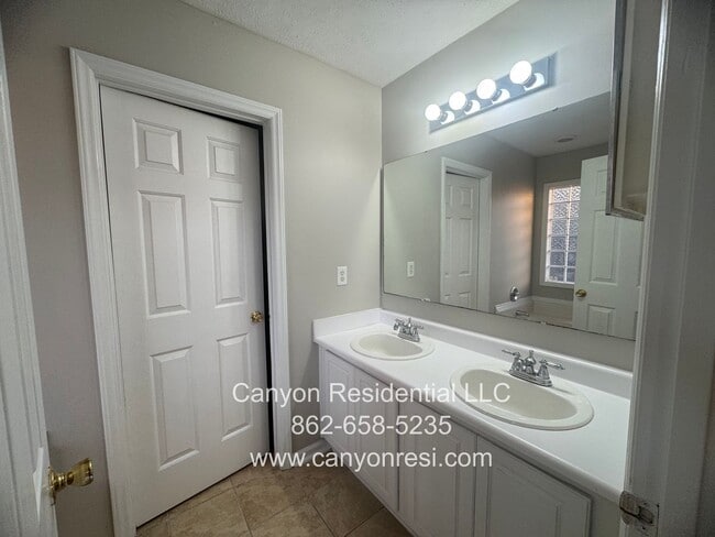 Building Photo - Spacious 3-Bedroom Home for Rent in Raeford