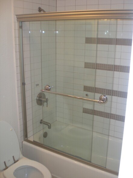 Tun/shower - 3520 Lebon Dr