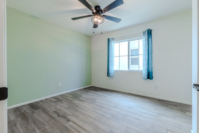 Building Photo - 4 Bedroom 2.5 Bath Townhome in Horse Creek...