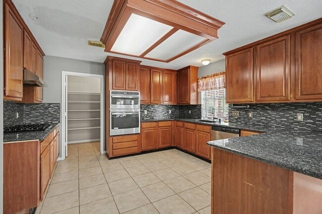 Building Photo - 526 Oak Briar Dr