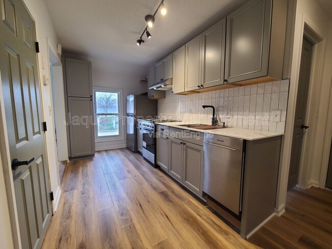 Building Photo - 556 Broadway St