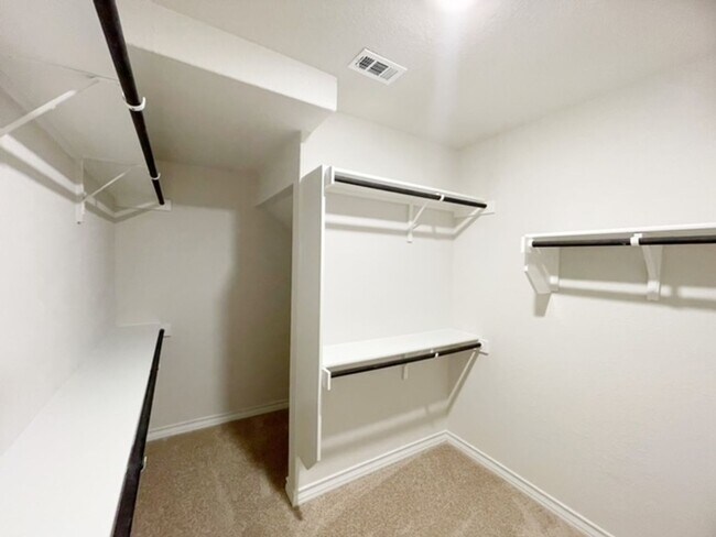 Building Photo - Come check out this well maintained 4 bedroom, 2.5 bath home in the well desired community of Lan...