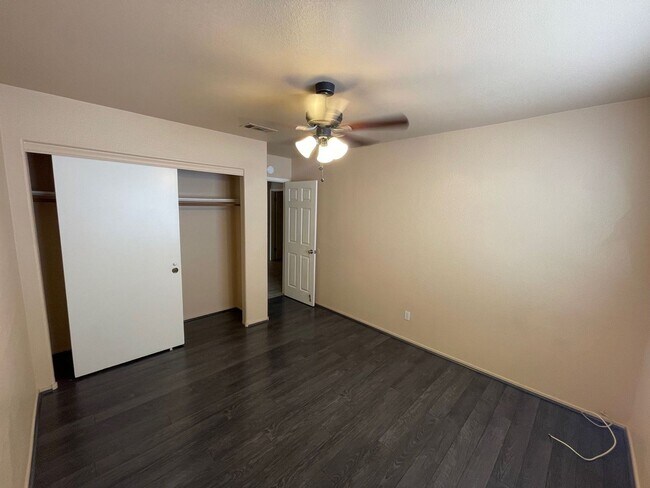 Building Photo - CHARMING 3BD/2BA HOME NEAR ELKHORN