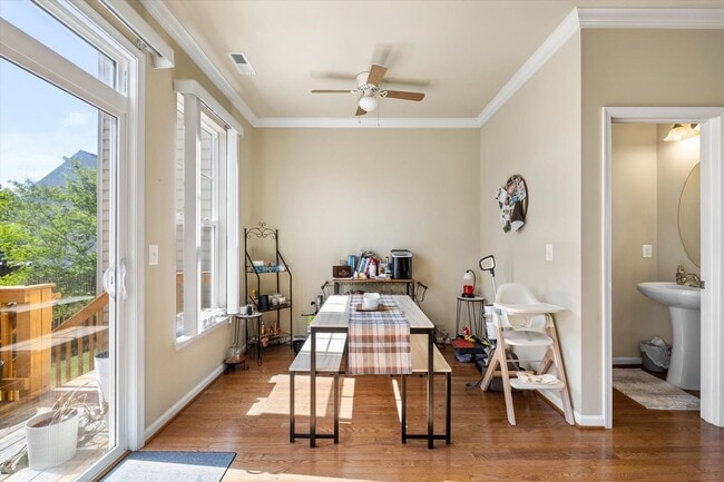 Building Photo - 3-Level Townhome in Woodstream!