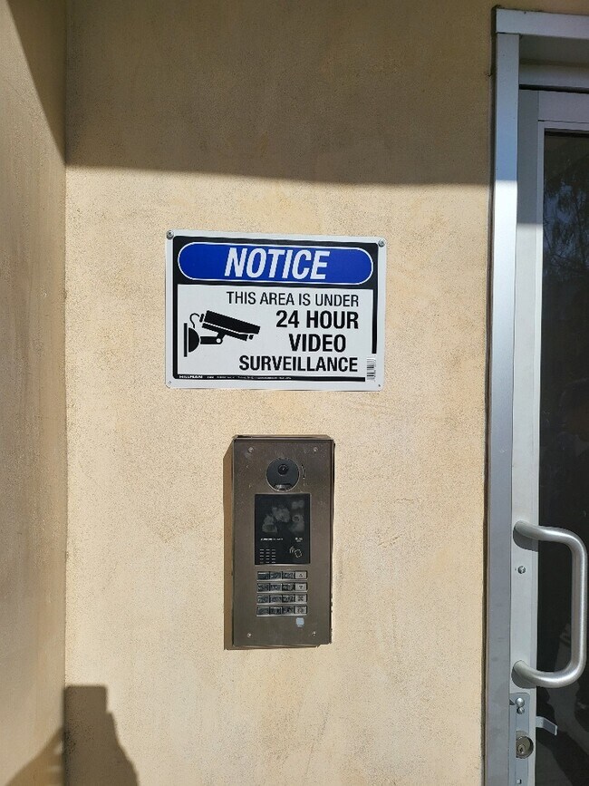 Building Photo - 1541 S Orange Grove Ave