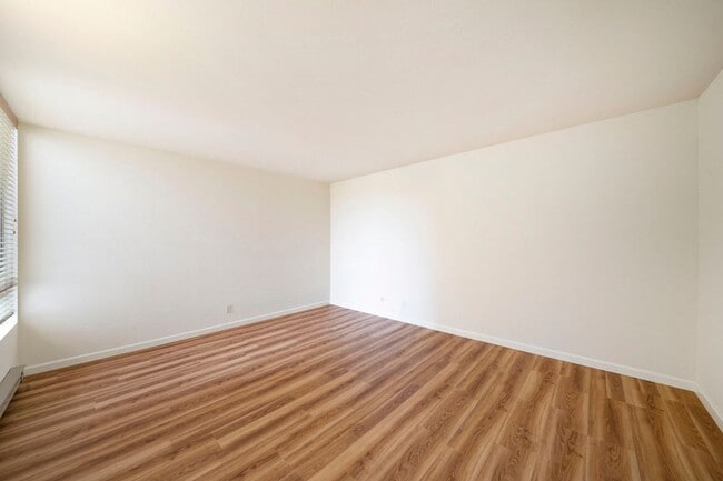 Building Photo - 2101 Shore Line Dr