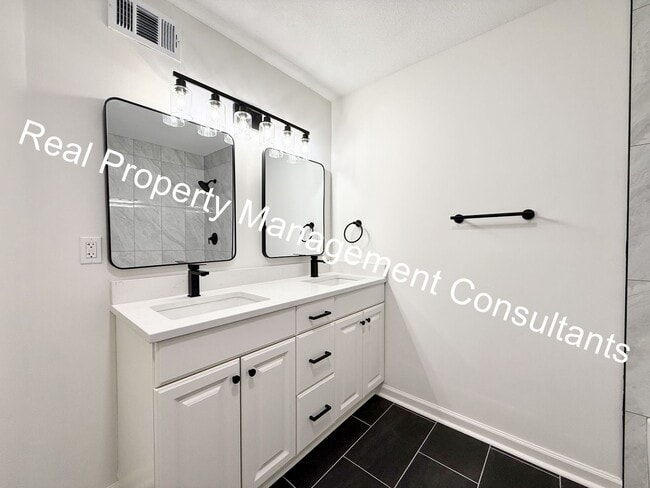 Building Photo - 4 Bed 2 Bath Prairie Village ranch style home!