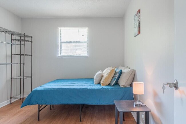 Building Photo - 2628 Candler Woods Dr
