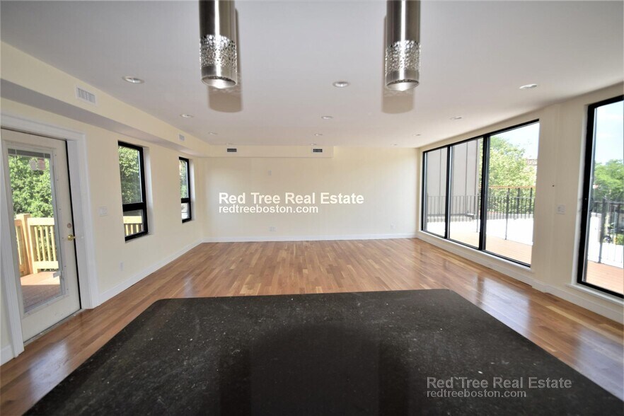 Building Photo - 1614 Beacon St