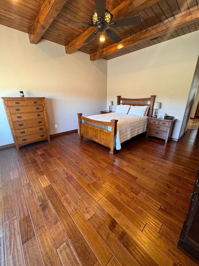 Building Photo - Gorgeous Fully Furnished rental on 1 acre,...
