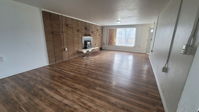 Building Photo - 13413 Minuteman Dr
