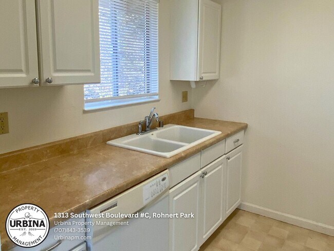 Building Photo - 2 Bedroom Upper Level Condo in Prime Rohne...