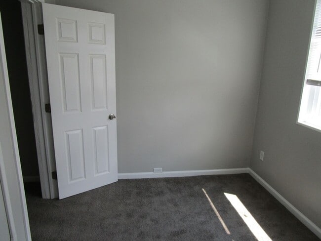 Building Photo - UPDATED 1 BEDROOM, 1 BATH HOME + OFFICE IN...