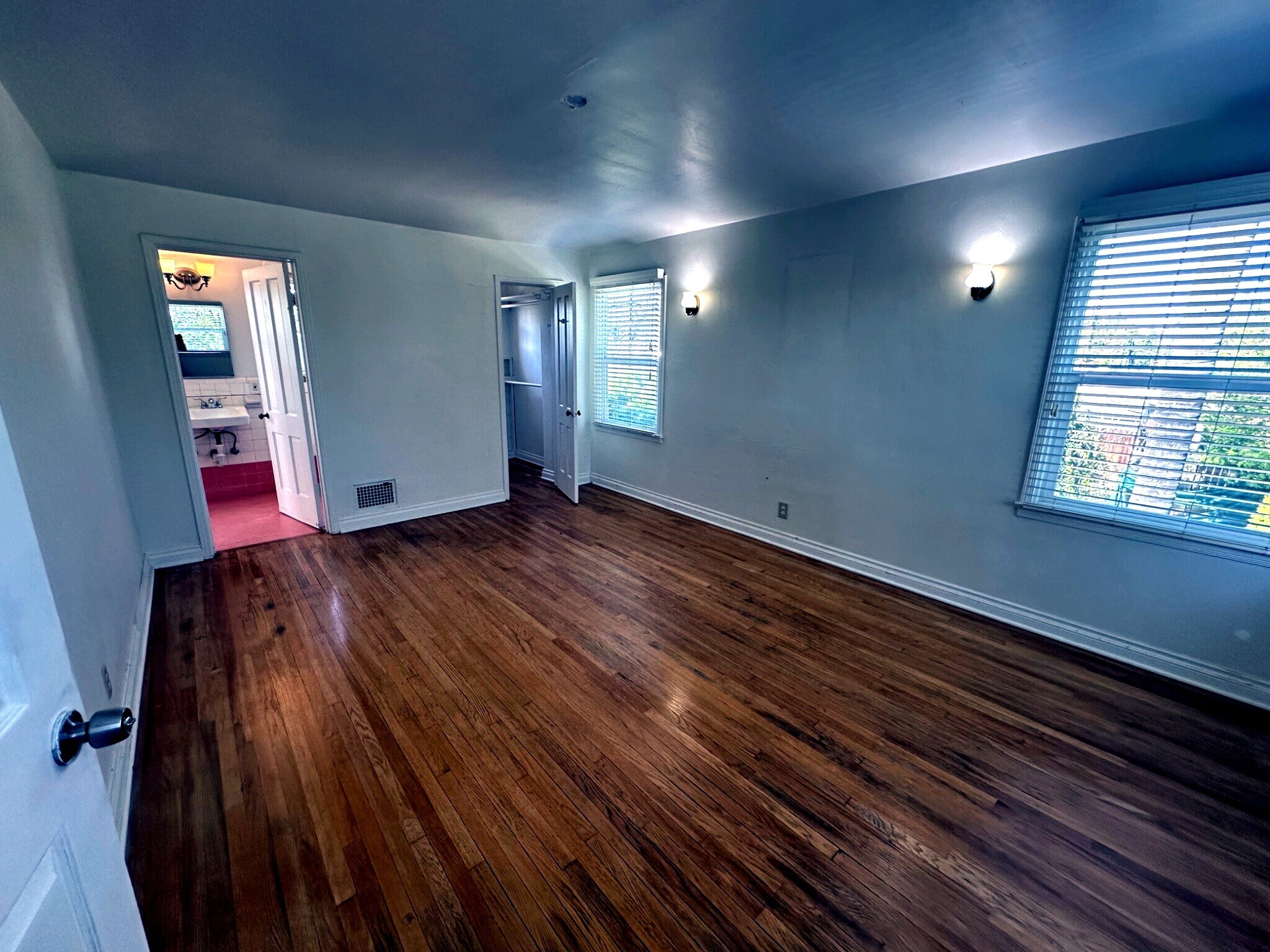 Building Photo - 10847 Balboa Blvd