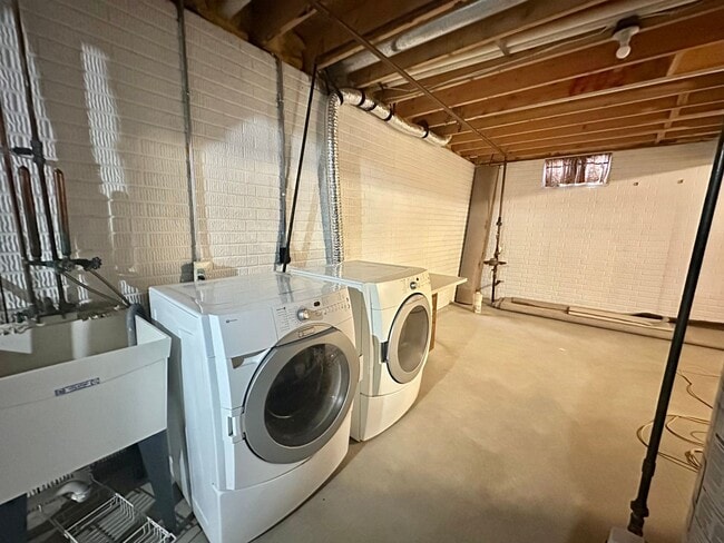 Building Photo - Charming Pewaukee Townhome with Modern Touches and Ample Space