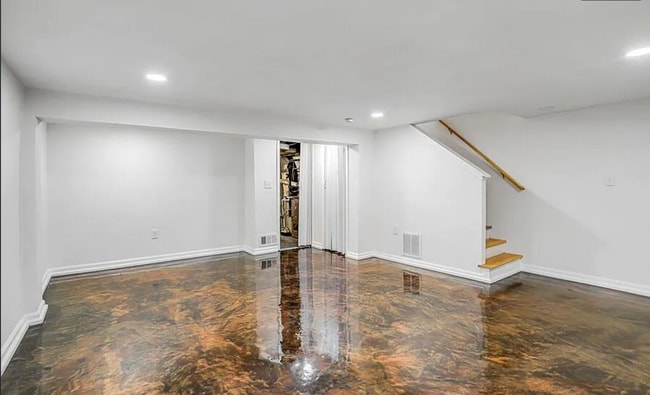 Building Photo - 3 Bedrooms 1.5 Bathrooms Recently Renovated