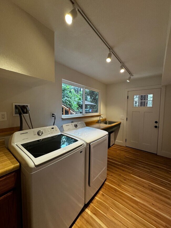 Building Photo - 1604 Square foot modern multi level home minutes from Occidental, storage, primary suite, large y...