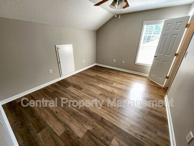 Building Photo - 303 Rexford Dr