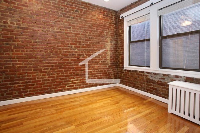 Building Photo - 65 Burbank St