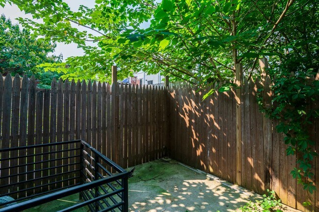 Building Photo - 1220 LeCount St