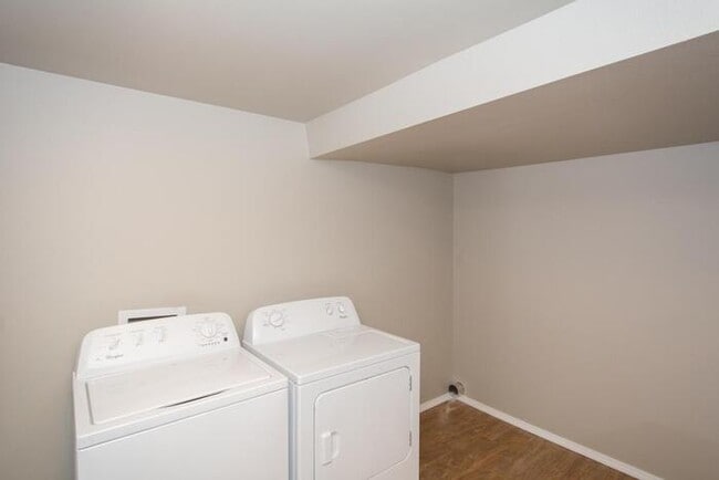 Building Photo - 1/1 Retreat! Very Spacious Open Floor Plan!
