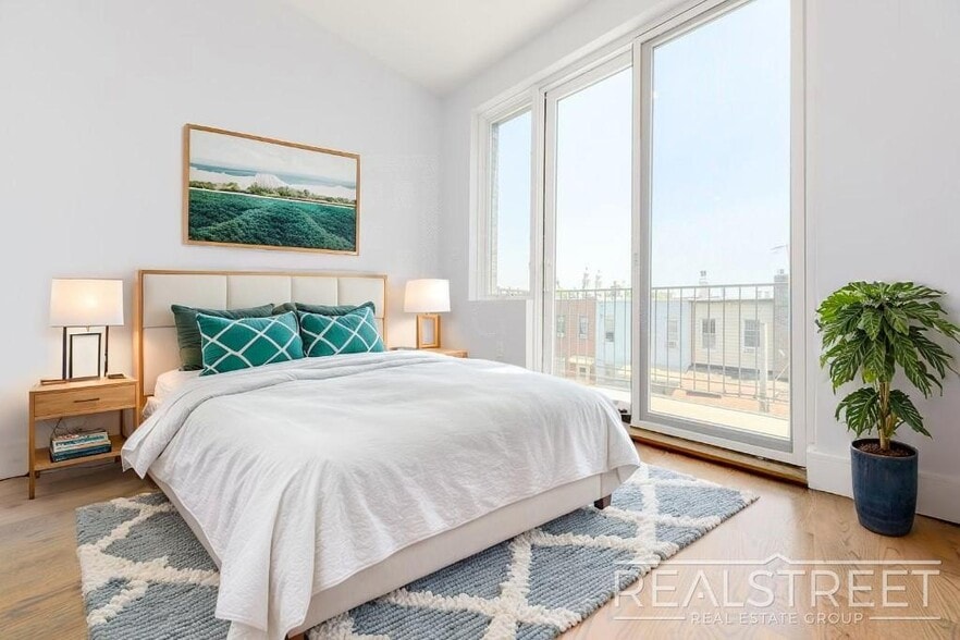 Building Photo - Luxury 2 BR in Bushwick with Balcony & Roof Deck!