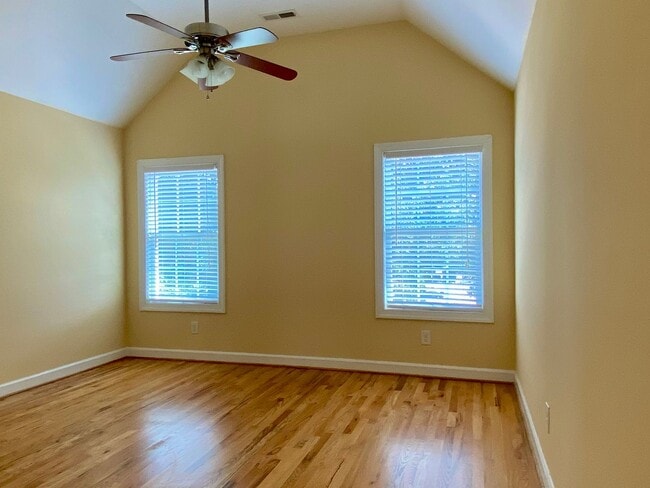 Building Photo - 3921 Lexington Dr