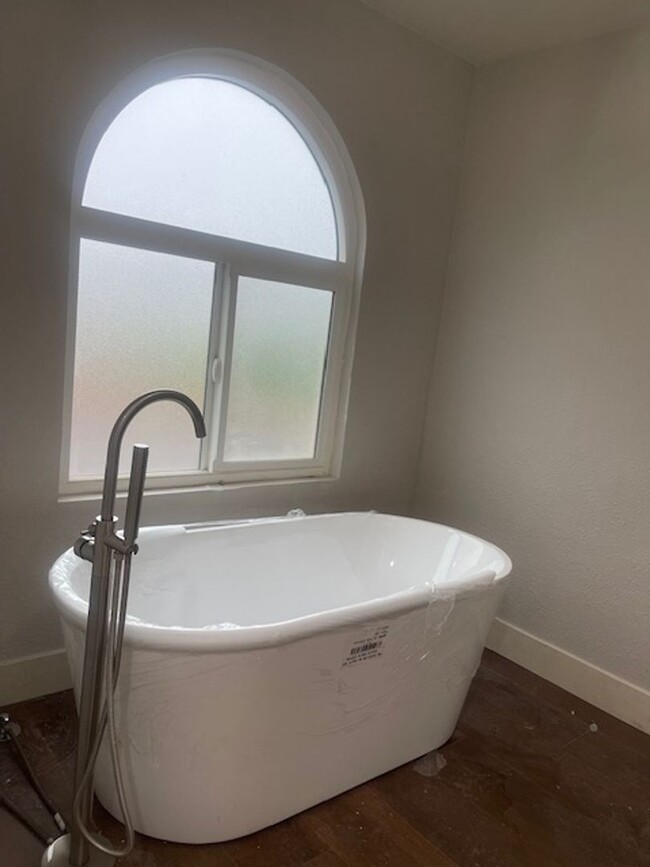 Building Photo - Stunning 5 bedroom 3 bath
