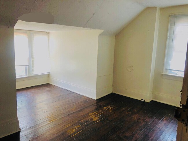 Building Photo - Large House w/ off-street parking & 3 BATHROOMS!