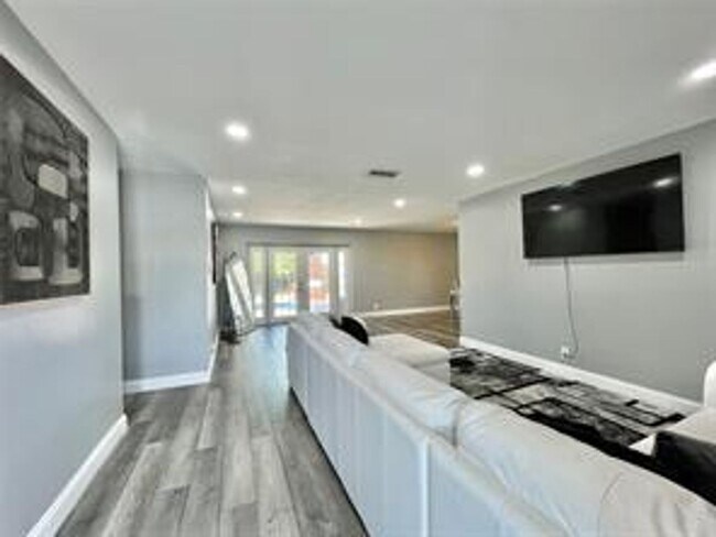 Building Photo - 1478 NE 56th St