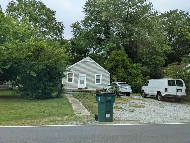 Building Photo - Charming 2 Bedroom with Large Backyard in ...