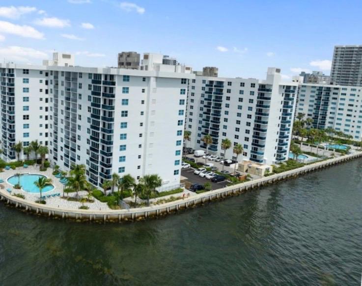 Building Photo - 7501 E Treasure Dr