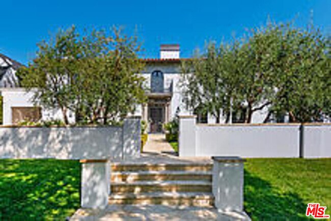 Building Photo - 704 N Palm Dr