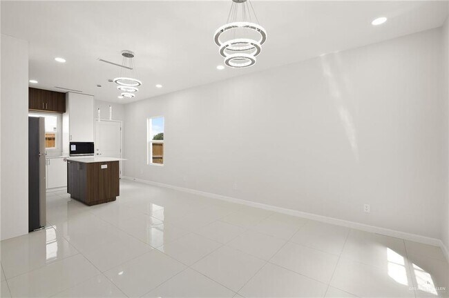 Building Photo - 15 Larkspur Ave
