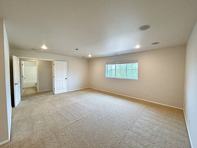 Building Photo - Beautifully appointed 4-Bedroom 2-bathroom...