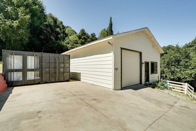 Building Photo - 5055 Old Dublin Rd