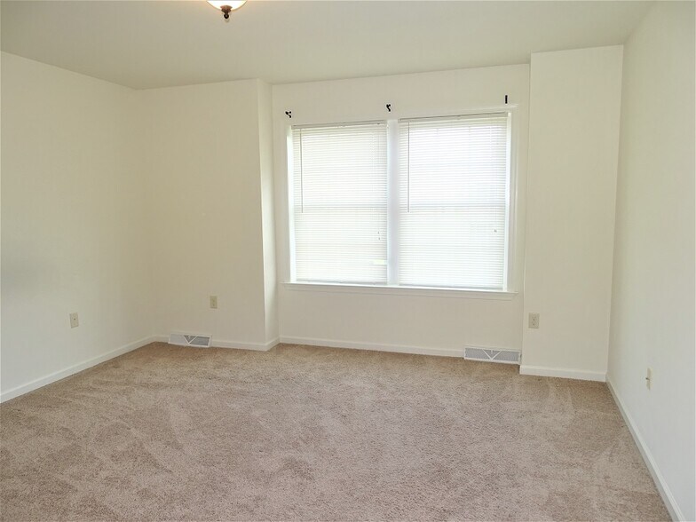 Building Photo - 247 Limestone Dr