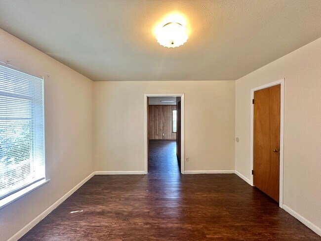 Building Photo - Spacious 3 bedroom 2 bathroom home in Tyler!