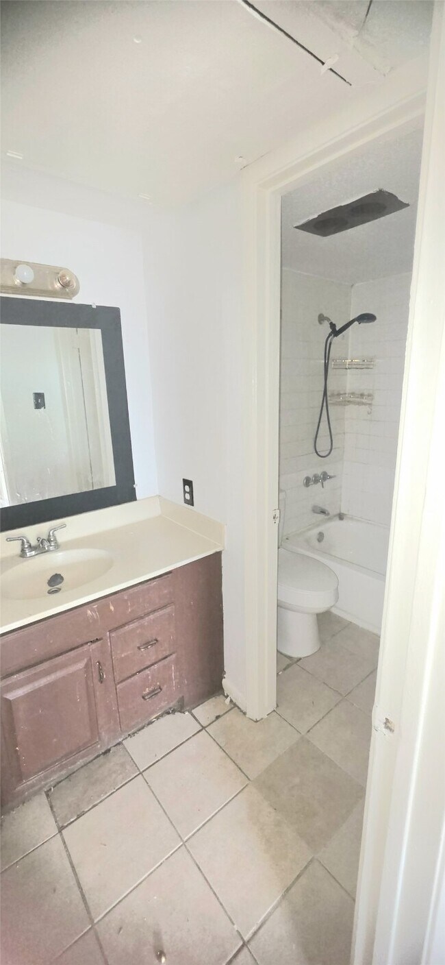 Building Photo - 9090 S Braeswood Blvd