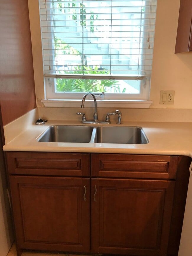 Building Photo - HOKUKANI 2/2/1 ON THE 1ST FLOOR,  LOCATED IN THE HEART OF KAILUA