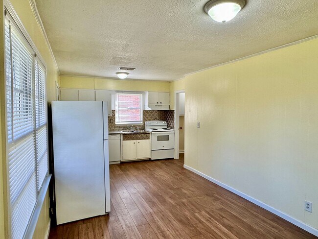 Building Photo - Adorable 3-bedroom!!