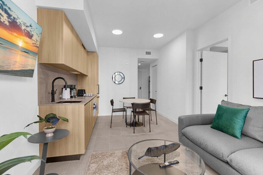 Building Photo - 501 NE 1st Ave