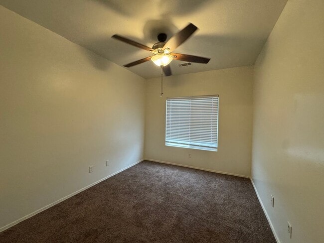 Building Photo - Spacious home with a pool! MOVE IN SPECIAL